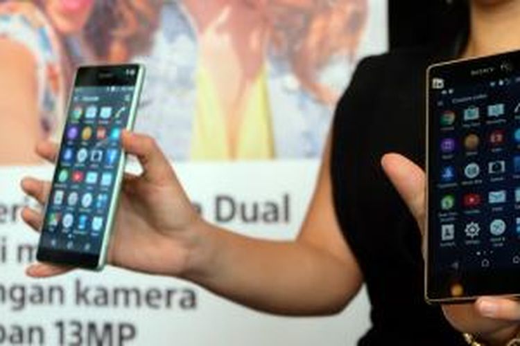 Smartphone Sony Xperia C5 Ultra Dual (kiri) dan M5 Dual saat diluncurkan di Jakarta, Rabu (30/9/2015).