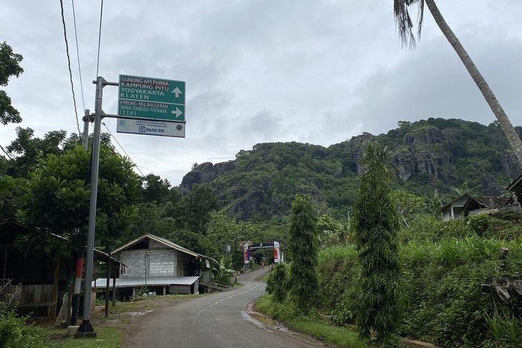 Suasana Kawasan Desa Wisata Nglanggeran di Kalurahan Nglanggeran, Kapanewon Patuk, Gunungkidul Senin (6/12/2021)