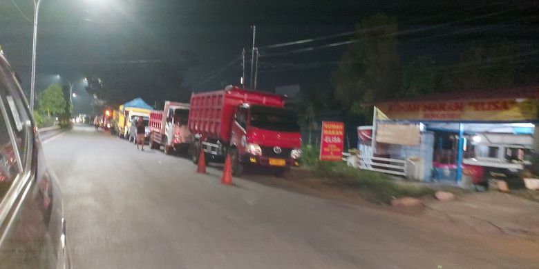 Antrean truk mendapatkan solar di SPBU Bengkulu