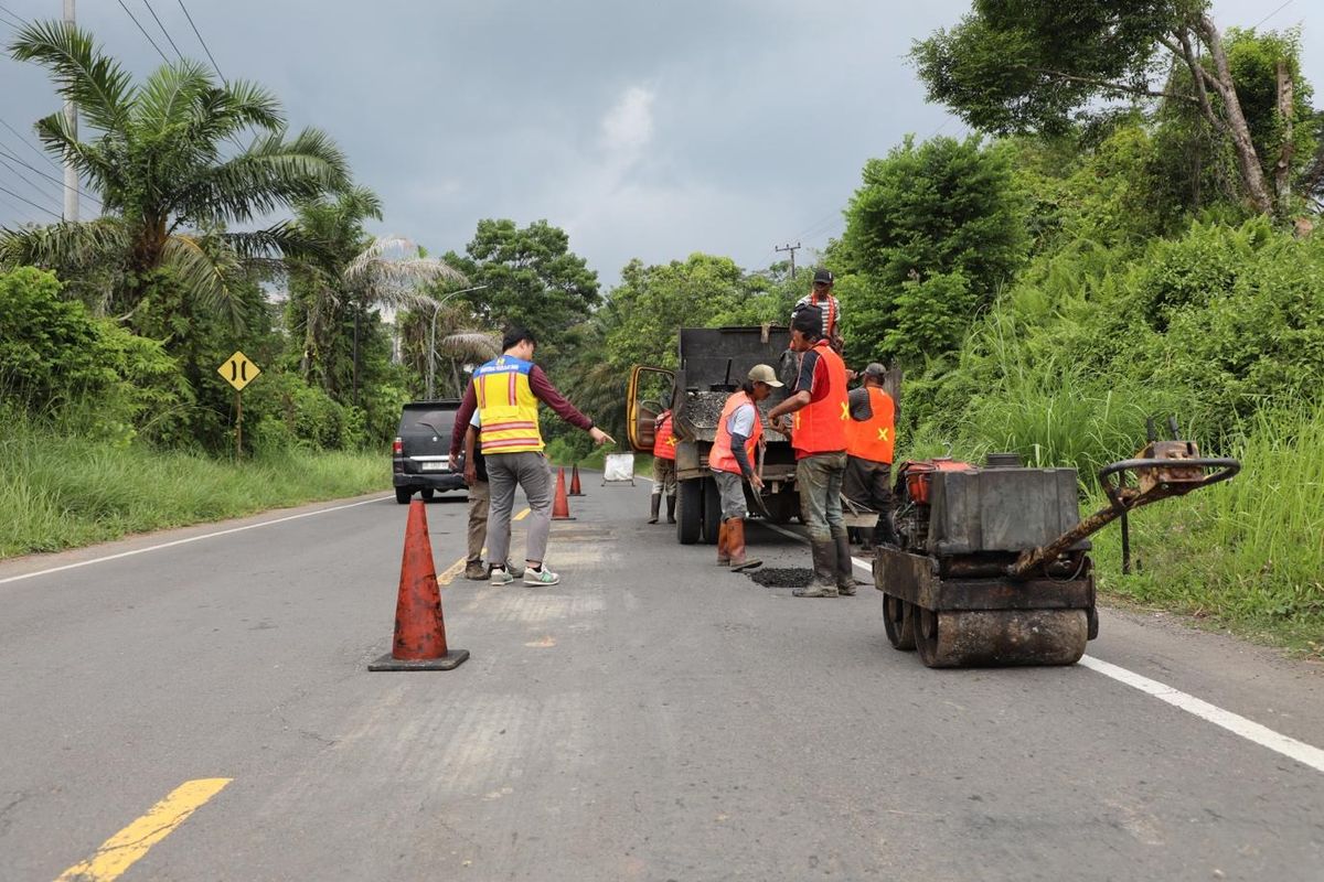 Perbaikan jalan di ruas Maur-Terawas, bagian dari Jalinsum koridor Lubuk Linggau hingga batas Provinsi Jambi.