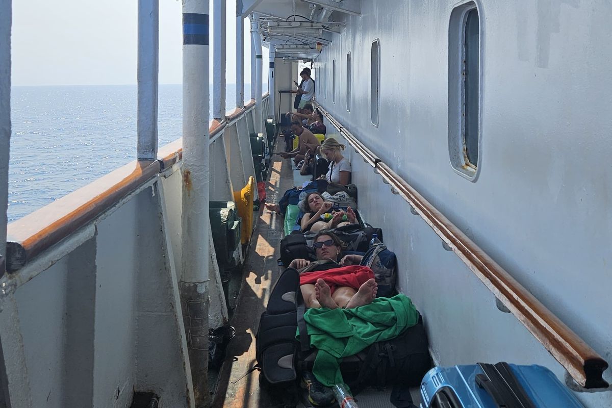 Kondisi kapal rute Labuan Bajo-Bali yang penuh penumpang karena bandara internasional komodo ditutup.