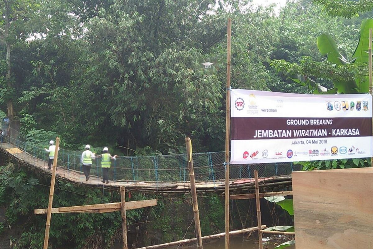 Jembatan Indiana Jones di Srengseng Sawah muali dibangun, Jumat (4/5/2018)