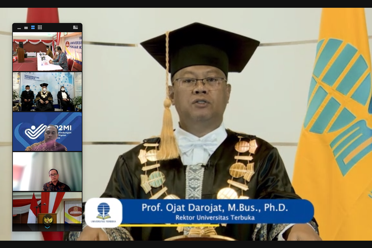 Rektor UT, Prof. Ojat Darojat, saat memberikan sambutan kegiatan wisuda bagi lulusan UT Kuala Lumpur dan Johor, Malaysia, pada Sabtu 09 Oktober 2021 yang diadakan Pusat Pengelolaan Mahasiswa Luar Negeri (PPMLN) Universitas Terbuka.
