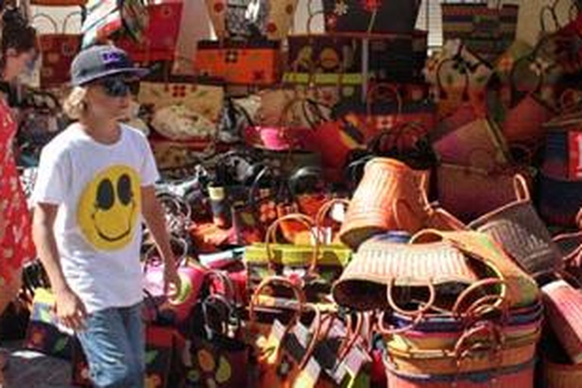 Tas, kerajinan tangan dari Indonesia sangat diminati di Perancis saat musim panas.