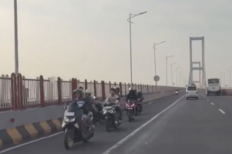 Panik Razia di Jembatan Suramadu, Pengendara Motor Nekat Lawan Arus di Jalur Mobil