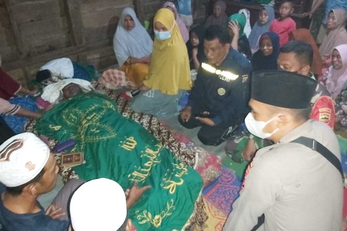 Kepala Polisi Sektor Lingga Bayu, Polres Mandailing Natal, AKP Marlon Rajagukguk mendata pada korban di Desa Bandar Limabung, Kecamatan Lingga Bayu, Mandailing Natal, Sumatera Utara. 12 orang ibu rumah tangga tewas tertimbun longsor, saat mencari emas di lokasi penambangan rakyat di sekitar desa setempat.