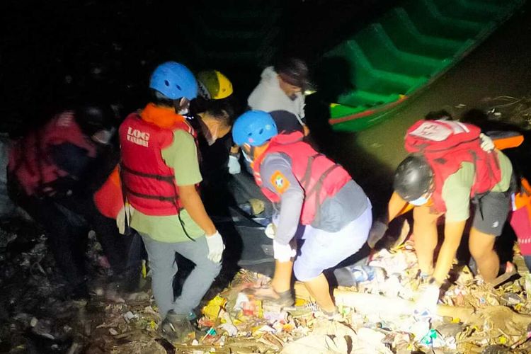 Setelah dua hari pencarian jenazah AS alias D (33) yang sempat melompat ke Sungai Citarum beberapa waktu lalu akhirnya ditemukan oleh Tim SAR Gabungan di wilayah Kabupaten Bandung Barat (KBB) pada Selasa (6/9/2022).