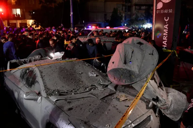Mobil yang rusak akibat ledakan di kantor Hamas di Dehiyeh.