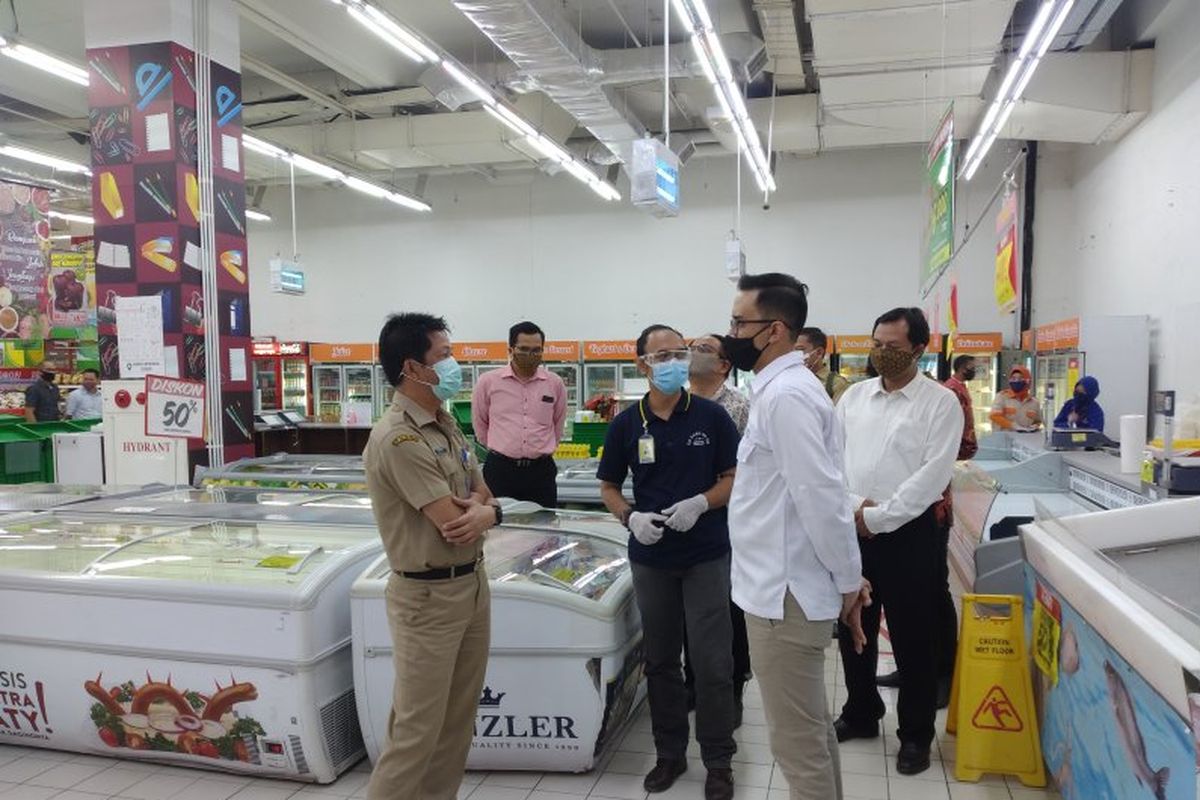 Kepala Dinas Perdagangan dan Industri Kota Depok Zamrowi Hasan (kiri) dan Head of Corporate and Consumer Affairs PT Hero Supermarket Tbk Diky Risbianto (kanan) sedang berbincang mengenai persiapan kembali dibukanya Giant Ekstra Mrgo City untuk Rabu, 26 Agustus 2020. 