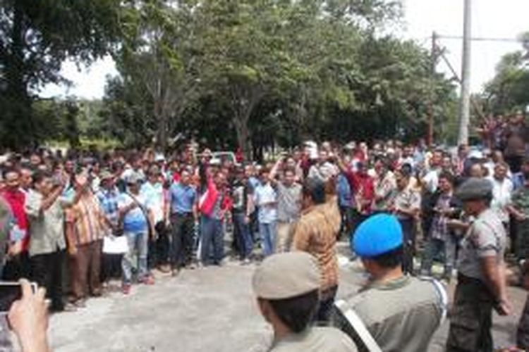 Seratusan pedagang di Pasar Aceh menentang dan mangadakan aksi protes terhadap kebijakan Walikota Banda Aceh yang menutup dan melarang pengunjung dan pembeli untuk parkiri di bahu jalan di kawasan ini, Selasa (21/10/2014)***** K12-11