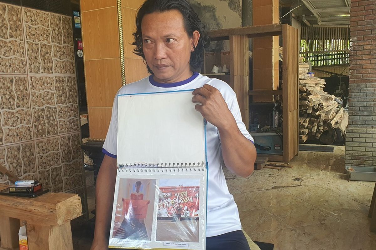 Ribut Budi Suryono menunjukkan foto Hokky Caraka Bintang Briliant di rumahnya di Ponjong, Gunungkidul, DI Yogyakarta Selasa (5/7/2022)