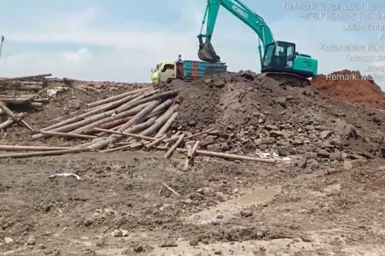 Kondisi terkini perbaikan tanggul Sungai Wulan di Dukuh Norowito, Desa Ketanjung, Kecamatan Karanganyar, Kabupaten Demak, Selasa (2/4/2024). 