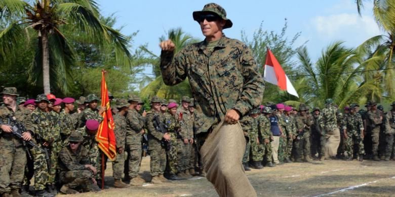 Prajurit marinir AS mengikuti balap karung saat latihan bersama marinir TNI AL di Situbondo, Jawa Timur.