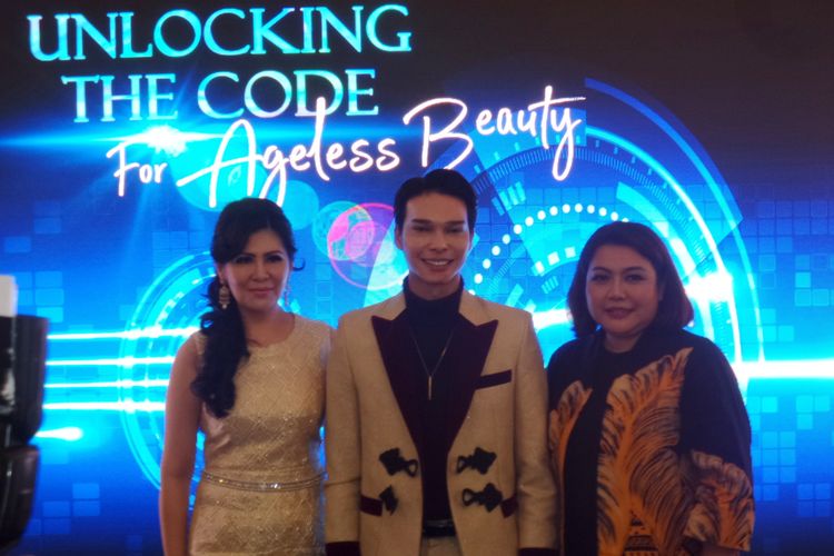 Professional Makeup Artist, Dean (tengah) ketika hadir pada acara Unlocking The Code for Ageless Beauty bersama Miracle Aesthetic Clinic Jakarta di kawasan Cikini, Jakarta Pusat, Rabu (22/1/2020). 