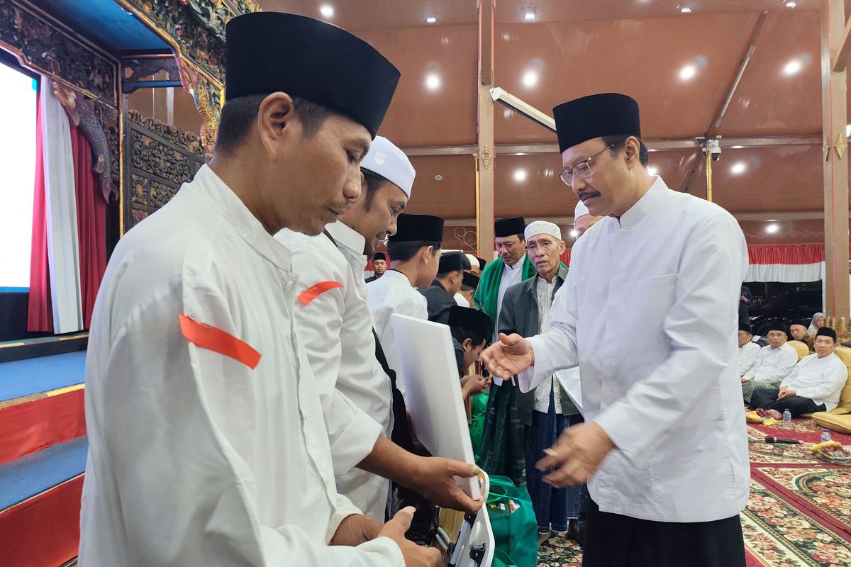Menteri Sosial, Syaifullah Yusuf saat memberikan bantuan pada korban Al Khoziny di Pendopo Agung Bangkalan, Sabtu (18/10/2025).