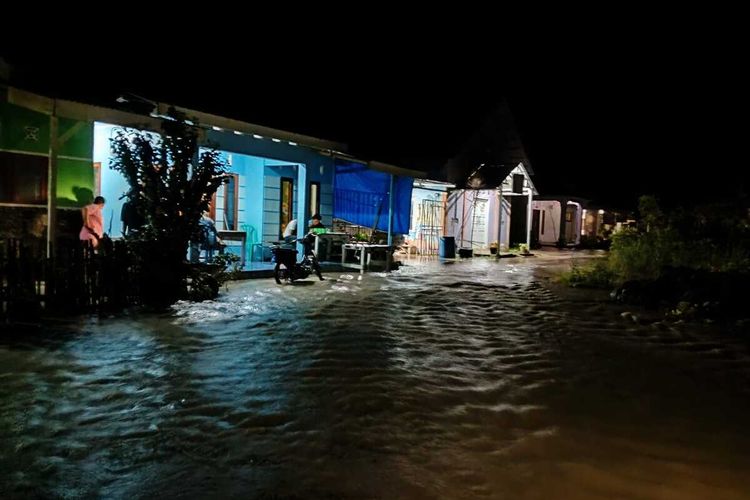 Foto: Banjir melanda pemukiman warga di Nagori Tiga Bolon Kecamatan Sidamanik, Kabupaten Simalungun, Selasa 19 September 2023 malam.