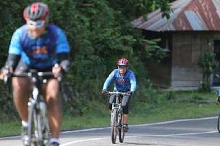 Peserta Jelajah Sepeda Flores -Timor yang diadakan harian Kompas melintasi kawasan Mbeliling, Manggarai Barat, Nusa Tenggara Timur, Sabtu (13/8/2016). Etape pertama Labuan Bajo-Ruteng menempuh jarak sejauh 135 kilometer.