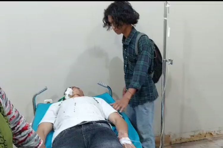 AM (17) terbaring kritis di rumah sakit umum daerah (RSUD) Syekh Yusuf, Kabupaten Gowa, Sulawesi Selatan akibat busur panah panah yang menancap di wajahnya. Rabu, (9/8/2023).