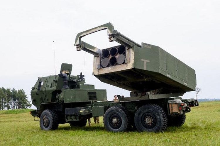 Dalam file foto ini diambil pada 26 September 2022 Sistem Roket Artileri Mobilitas Tinggi (HIMARS) digambarkan selama latihan militer Namejs 2022 di Skede, Latvia.