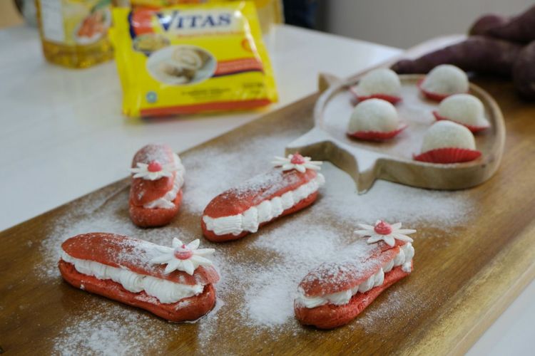 Eclair merah putih yang dibuat oleh Chef Teddy Kosasih, Technical Baker Apical.