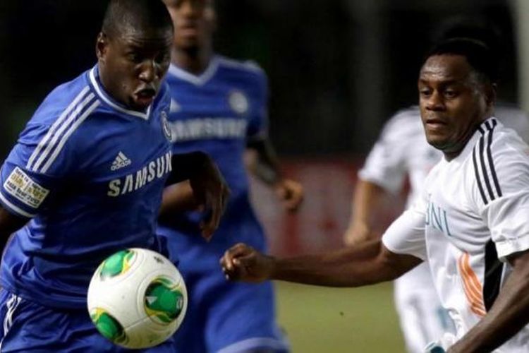 Pemain Chelsea, Demba Ba (kiri) beradu dengan pemain Indonesia All Stars, Victor Igbonefo, dalam laga persahabatan di Stadion Utama Gelora Bung Karno, Jakarta, 25 juli 2013. Chelsea menang 8-1.