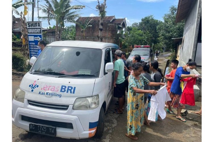 Masyarakat terdampak banjir di Jawa Timur menerima berbagai bantuan dari BRI 