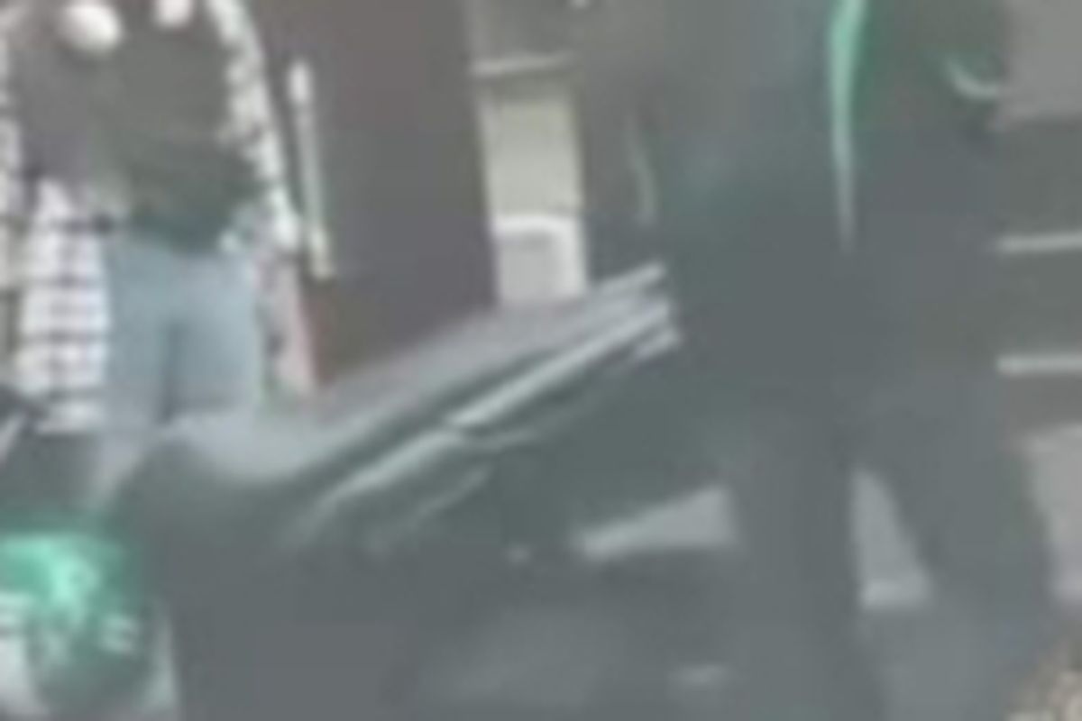 Tangkapan layar video amatir seorang driver ojek online di Kota Malang, Jawa Timur terekam video amatir meludahi calon penumpangnya.