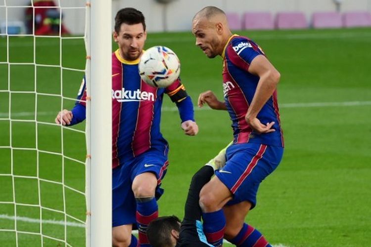 Penyerang Barcelona, Martin Braithwaite, saat mencetak gol ke gawang Osasuna, pada laga lanjutan pekan ke-11 Liga Spanyol di Stadion Camp Nou, Minggu (29/11/2020) malam WIB.