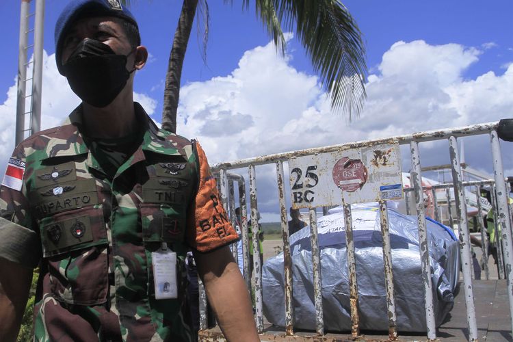 Seorang anggkota TNI AU mengawasi proses pengakutan peti mati berisi jenazah korban kecelakaan maut di Papua Barat tiba di bandara El Tari Kupang, NTT,  Kamis (14/4/2022). Sebanyak 18 orang pekerja tambang di Papua Barat, asal NTT dinyatakan meninggal dunia setelah truk yang ditumpangi kecelakaan di KM 10 Pegunungan Arfak ketika hendak ke pusat kota pada Rabu (13/4) kemarin.