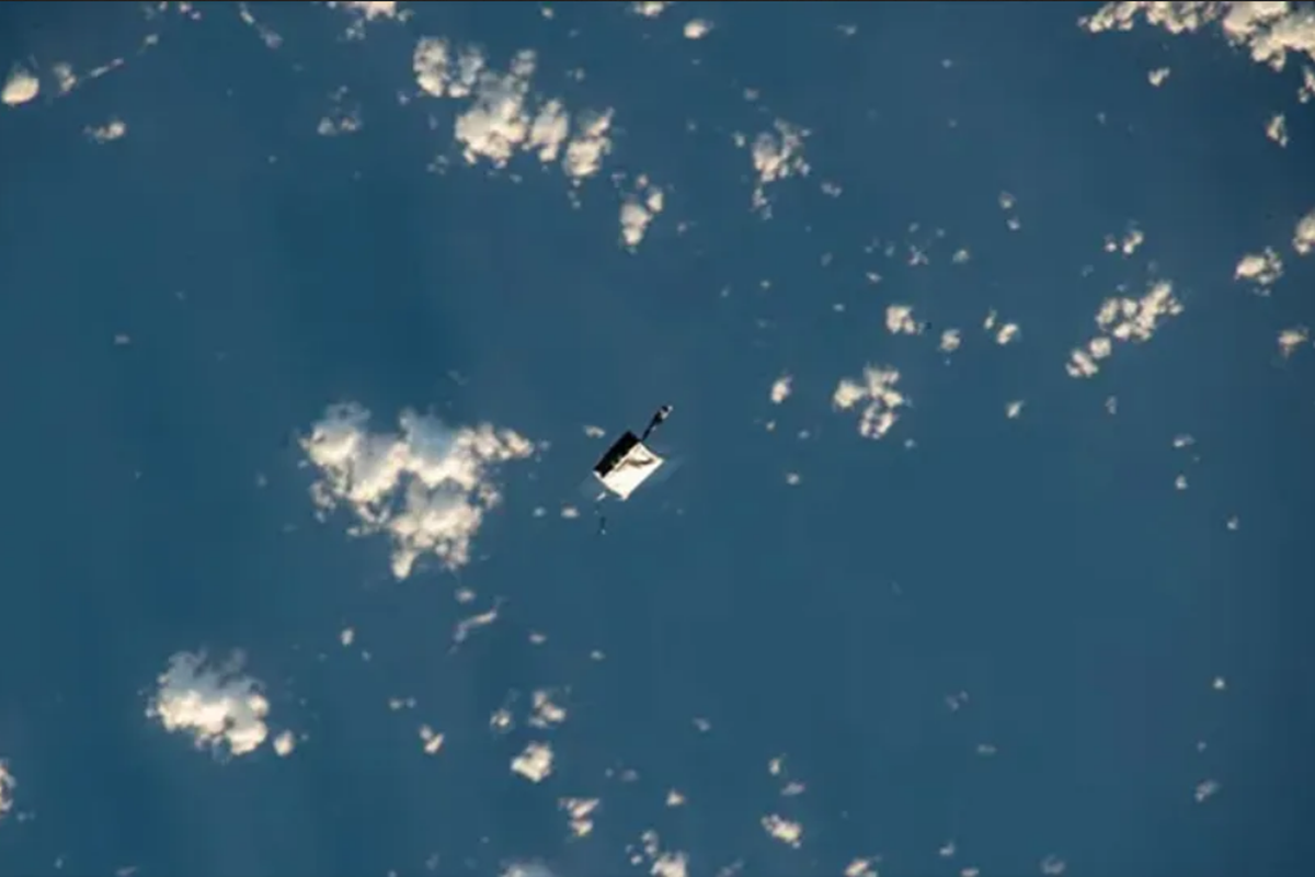 Tas peralatan astronot NASA yang terjatuh saat spacewalk 