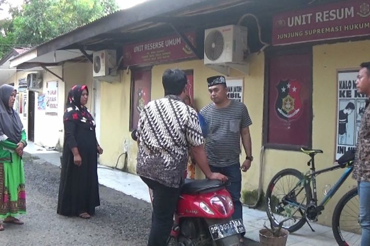 Identitas mayat terbungkus karung di saluran irigasi di Polewali Mandar akhirnya terungkap. Korban bernama JM, istri siri N, anggota Kodim 1402 Polmas yang menghilang sejak penemuan jenazah JM. 