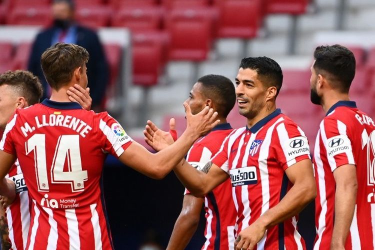 Penyerang Uruguay Atletico Madrid Luis Suarez (2R) merayakan bersama rekan satu timnya setelah mencetak gol selama pertandingan sepak bola liga Spanyol Club Atletico de Madrid melawan Granada FC di stadion Wanda Metropolitano di Madrid pada 27 September 2020.