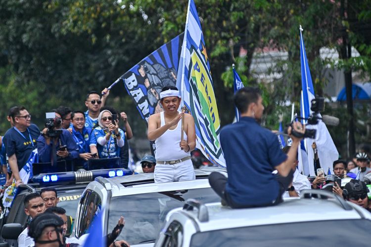 Gubernur Jawa Bara Dedi Mulyadi hanya mengenakan kaos dalam saat ikut merayakan Persib juara dalam konvoi berbaur dengan masyarakat, Minggu (25/5/2025).