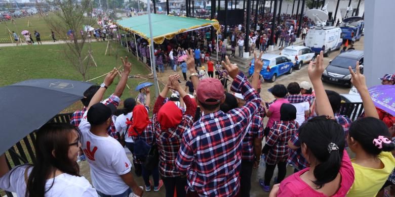 Massa pendukung calon gubernur dan wakil gubernur DKI Jakarta 2017 no urut 2 padati kawasan ruang publik terpadu ramah anak (RPTRA) Kalijodo, Jakarta Barat, Sabtu (14/1/2017).  Para relawan Ahokers (masa pendukung Basuki Tjahaja Purnama atau Ahok) menyampaikan pesan damai dan anti-kekerasan.