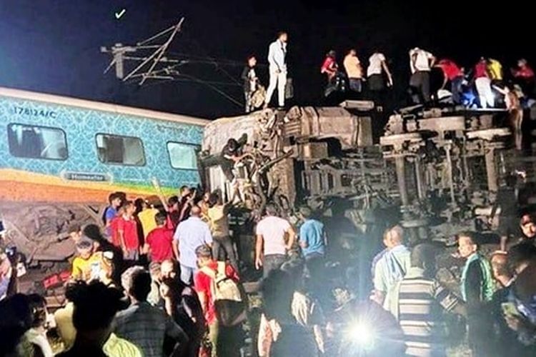 Penduduk setempat berkumpul setelah Coromandel Express tergelincir setelah menabrak kereta barang di dekat stasiun Bahanaga di Balasore pada Jumat (2/6/2023) malam waktu setempat. Kecelakaan kereta di India kali ini dilaporkan telah menewaskan 207 orang dan melukai 900 orang lainnya. 