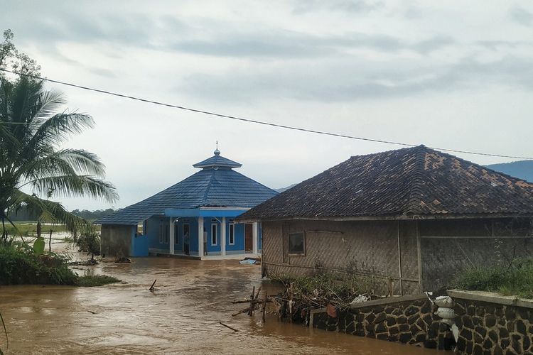 Ilustrasi banjir. Dua orang warga menjadi korban banjir di Kabupaten Bireun, Provinsi Aceh, Sabtu (19/11/2022).