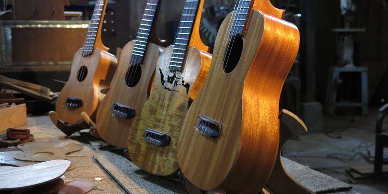 Aneka desain Pelem Ukulele yang sesuai namanya memanfaatkan bahan baku kayu mangga. Desainnya berdasarkan pesanan konsumen. 