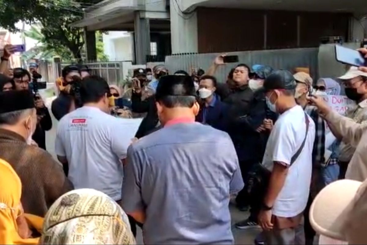 Suasana saat sejumlah orang menggeruduk kediaman Yusuf Mansur di Ketapang, Cipondoh, Kota Tangerang, Senin (20/6/2022) pagi.