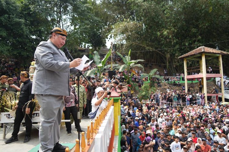 Menggerakkan Roda Perekonomian Lokal dengan Lestarikan Tradisi Grebeg Ageng Andum Apem Yaaqawiyyu