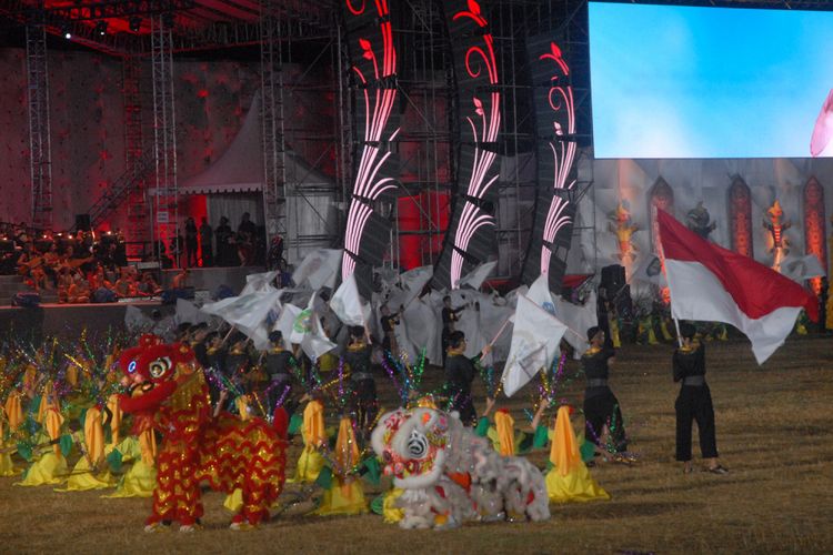 Tarian kolosal memeriahkan pembukaan Pesta Paduan Suara Surgawi (Pesparawi) Nasional XII di Pontianak, Kalimantan Barat, Minggu (29/7/2018)