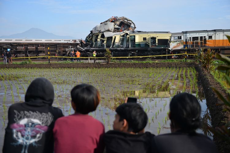 Sejumlah warga melihat kereta api lokal Bandung Raya yang bertabrakan dengan kereta api Turangga di Cicalengka, Kabupaten Bandung, Jawa Barat, Jumat (5/1/2024). Hingga saat ini petugas masih mengidentifikasi penyebab kecelakaan tersebut serta masih mendata korban baik yang luka serta meninggal dunia. 