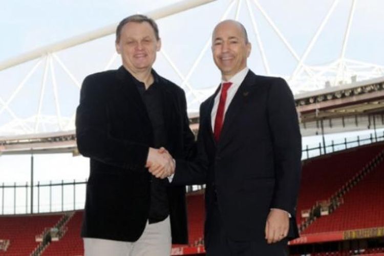 CEO Arsenal, Ivan Gazidis, berjabat tangan dengan CEO PUMA, Bjoern Gulden, menandai kesepakatan antara kedua belah pihak. Mulai musim depan, PUMA  bakal menjadi seragam resmi The Gunners, baik seragam bermain maupun berlatih. 