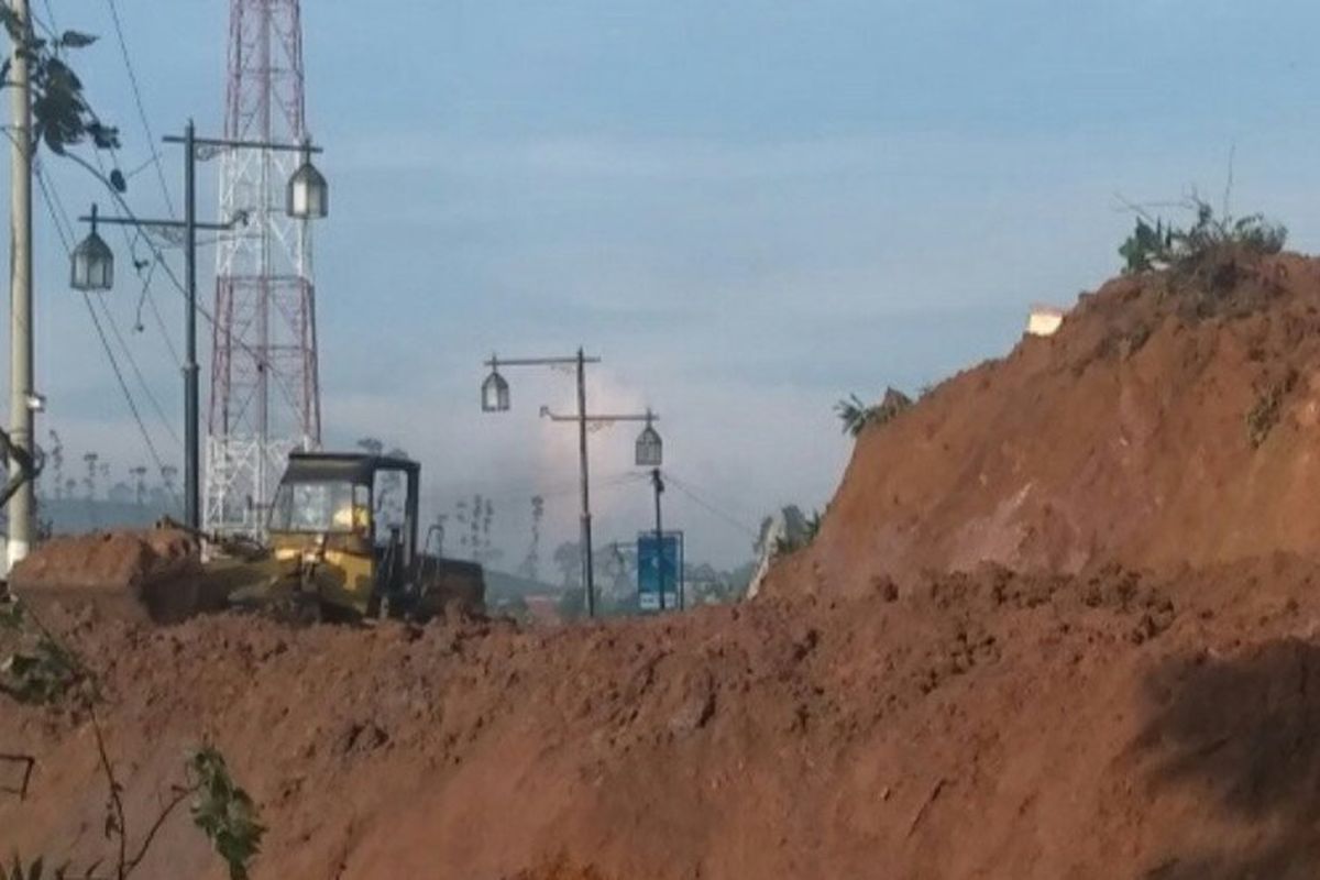 Dua alat berat yang diturunkan Dinas PUPR Jabar untuk menyingkirkan material longsor yang menutupi jalan utama Cianjur selatan tepatnya di Kecamatan Sukanagara. Hingga Jumat sore (10/4/2020) jalur tersebut belum dapat dilalui.