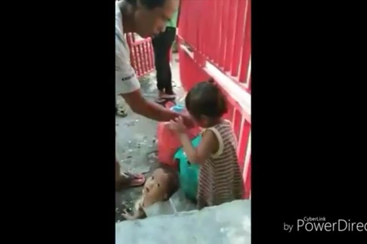 Skrinsut video di YouTube tentang dua anak ditelantarkan di Jalan AH Nasution simpang Karya Wisata Kec Medan Johor, Senin (29/7/2019) 