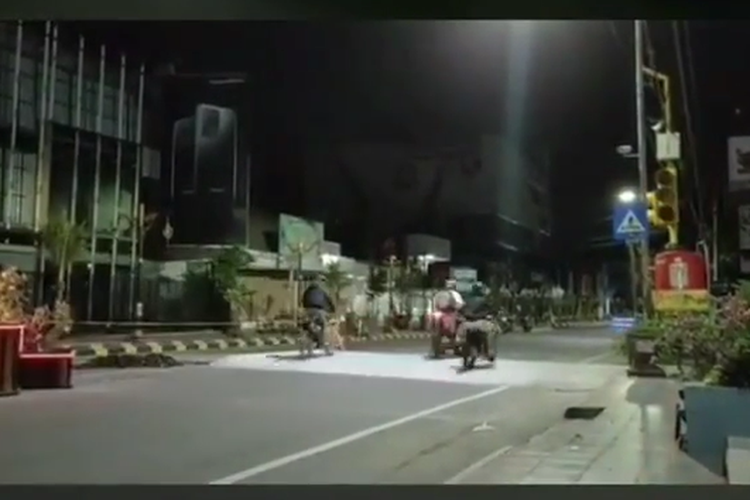 Sebuah video memperlihatkan beberapa pengendara sepeda motor trail memacu kendaraannya saat melewati polisi tidur yang baru saja dibuat di Jalan Pahlawan, Kota Madiun.
