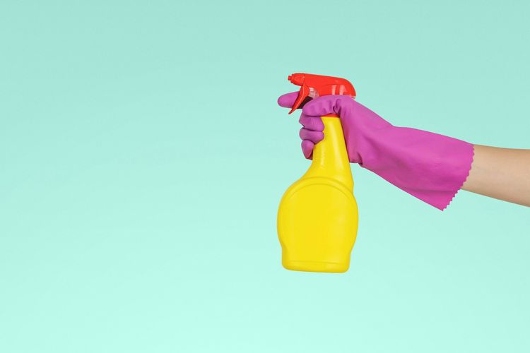 Ilustrasi membersihkan rumah dengan air.