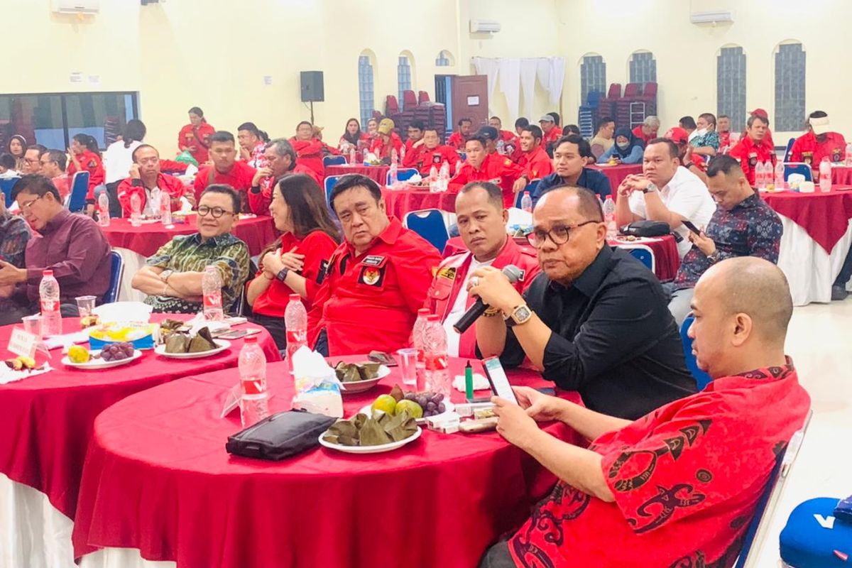 Wakil Ketua Komisi II DPR RI Junimart Girsang saat menghadiri acara malam keakraban dan silaturahmi 3 tahun Pemuda Batak Bersatu  (PBB) di Jakarta, Kamis (27/10/2022).
