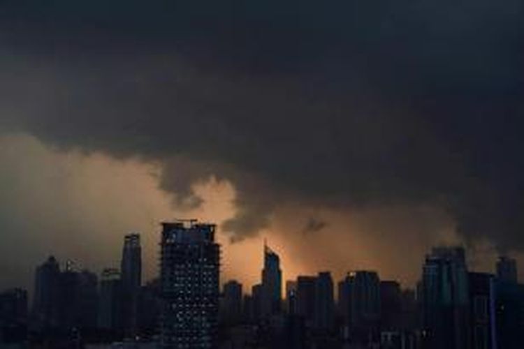 Awan mendung menyelimuti kawasan Ibu Kota Jakarta, 9 Juni 2013. Indonesia secara teratur terkena banjir dan tanah longsor yang mematikan, dan hujan lebat yang menyebabkan banjir di ibu kota pada bulan Januari yang menewaskan 32 orang.