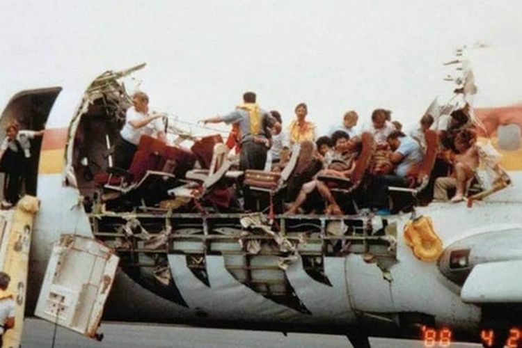 Foto Aloha Airlines 243 yang melakukan pendaratan darurat di Maui, Hawaii pada 28 April 1988 usai atap pesawat tiba-tiba lepas ketika mengudara.