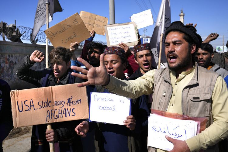 Pengunjuk rasa Afghanistan memegang plakat dan meneriakkan slogan-slogan menentang AS selama protes mengutuk keputusan Presiden Joe Biden, di Kabul, Afghanistan, Sabtu, 12 Februari 2022. 